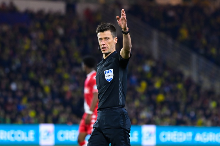 pg模拟器-首回合拜仁6-1取胜！拜仁vs亚特兰大裁判：法国人巴斯蒂恩执法