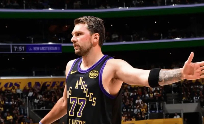 胜骑士发布会！雷迪克爆赞东詹，解析三月15胜2负，展望下场雷霆|詹姆斯|俄克拉荷马雷霆队|克利夫兰骑士队|JJ-雷迪克|卢卡-东契奇_新浪体育_新浪新闻